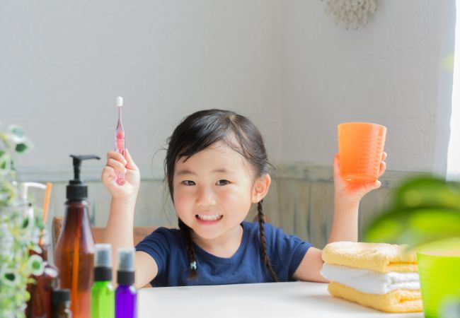 歯ブラシを持つ子供