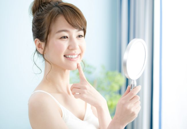 歯を見る女性